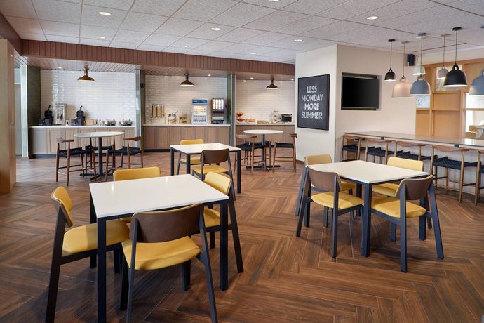 Imagen del bar/restaurante del Hotel Fairfield by Marriott Inn and Suites Athens-University Area. Foto 3
