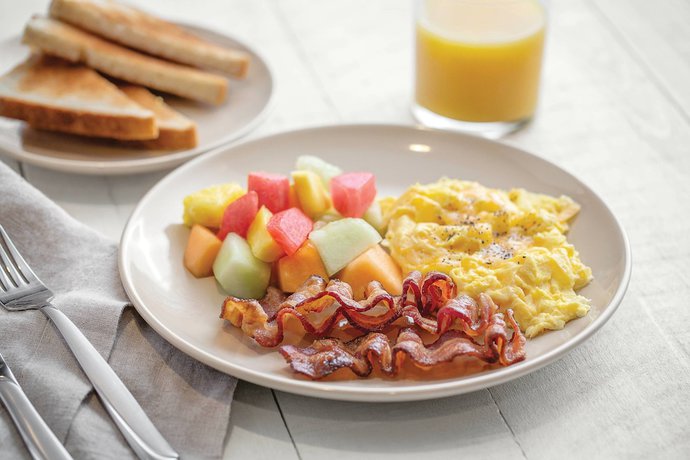 Imagen del bar/restaurante del Hotel Fairfield by Marriott Inn and Suites Orlando at FLAMINGO CROSSINGS® Town Center. Foto 7