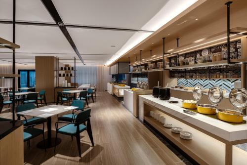 Imagen del bar/restaurante del Hotel Fairfield by Marriott Lijiang Ancient Town. Foto 7