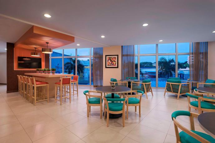 Imagen del bar/restaurante del Hotel Fairfield by Marriott San Salvador. Foto 2