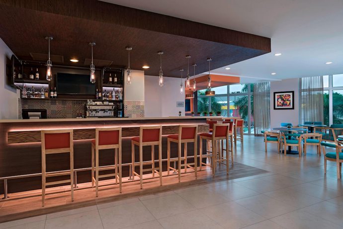 Imagen del bar/restaurante del Hotel Fairfield by Marriott San Salvador. Foto 4