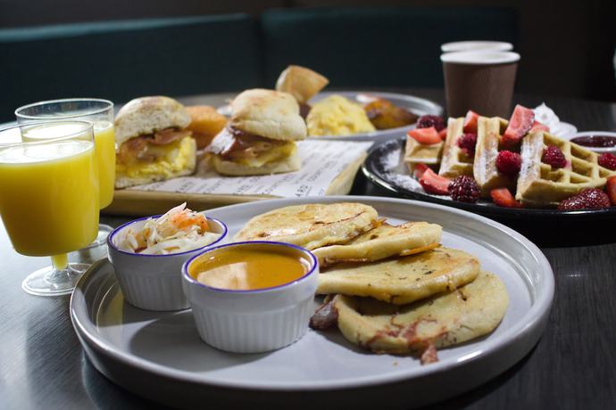 Imagen del bar/restaurante del Hotel Fairfield by Marriott San Salvador. Foto 6