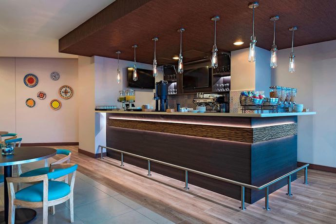 Imagen del bar/restaurante del Hotel Fairfield by Marriott San Salvador. Foto 7