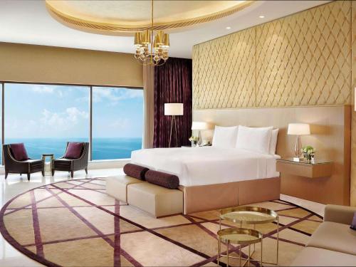 Imagen de la habitación del Hotel Fairmont Ajman. Foto 20