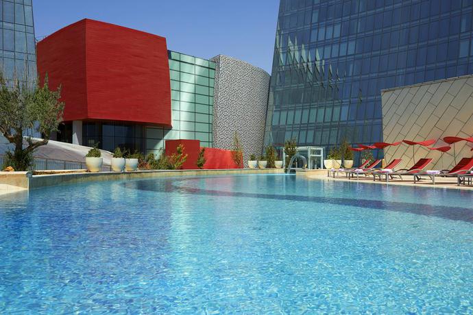 Imagen de la piscina del Hotel Fairmont Baku - Flame Towers. Foto 40