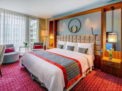 Imagen de la habitación del Hotel Fairmont Grand Geneva. Foto 6