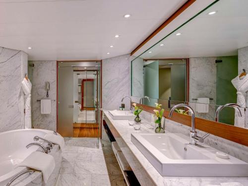 Imagen de la habitación del Hotel Fairmont Grand Geneva. Foto 13