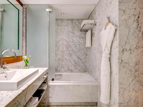 Imagen de la habitación del Hotel Fairmont Grand Geneva. Foto 14