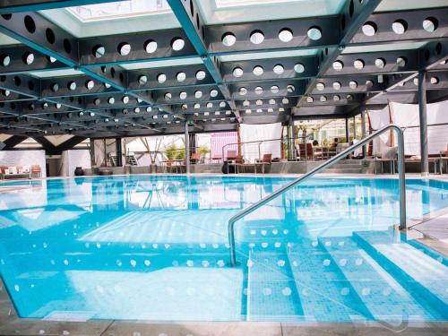 Imagen de la piscina del Hotel Fairmont Grand Geneva. Foto 20