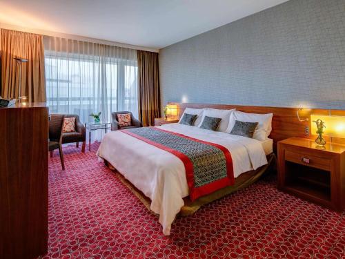 Imagen de la habitación del Hotel Fairmont Grand Geneva. Foto 17