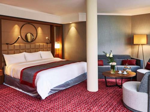 Imagen de la habitación del Hotel Fairmont Grand Geneva. Foto 19