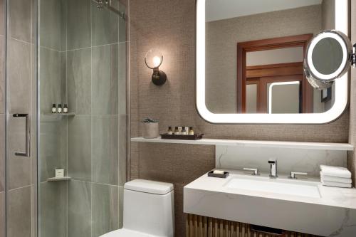 Imagen de la habitación del Hotel Fairmont Jasper Park Lodge. Foto 16