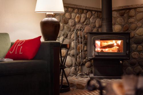 Imagen de la habitación del Hotel Fairmont Jasper Park Lodge. Foto 19