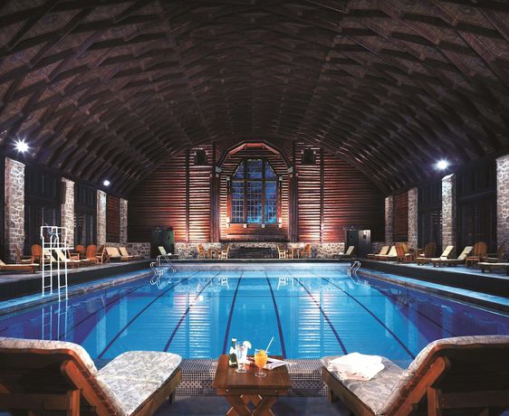 Imagen de la piscina del Hotel Fairmont Le Chateau Montebello. Foto 20