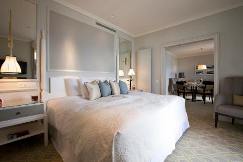 Imagen de la habitación del Hotel Fairmont Le Montreux Palace. Foto 13