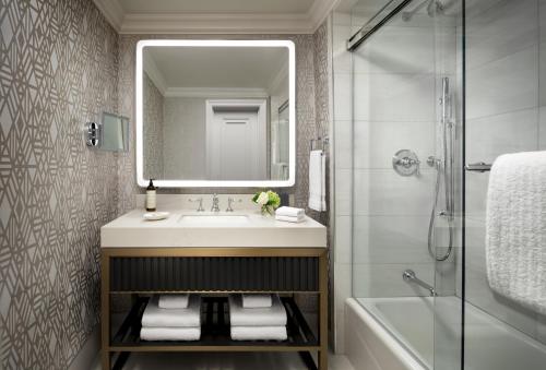 Imagen de la habitación del Hotel Fairmont Macdonald. Foto 11