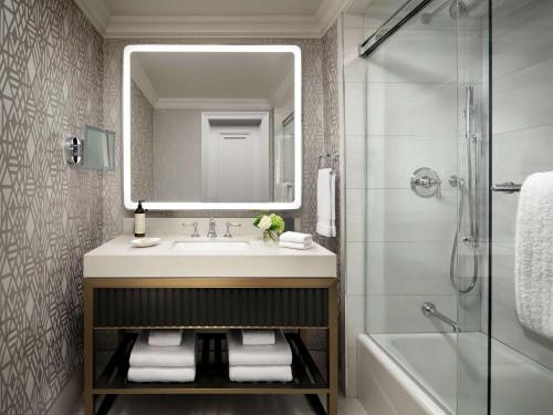 Imagen general del Hotel Fairmont Macdonald. Foto 1