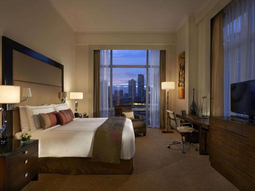 Imagen de la habitación del Hotel Fairmont Makati. Foto 19