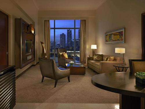 Imagen de la habitación del Hotel Fairmont Makati. Foto 20