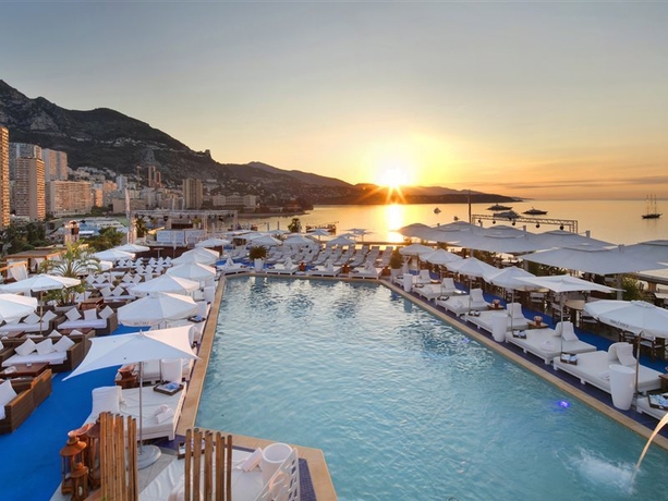 Imagen de la piscina del Hotel Fairmont Monte Carlo. Foto 10
