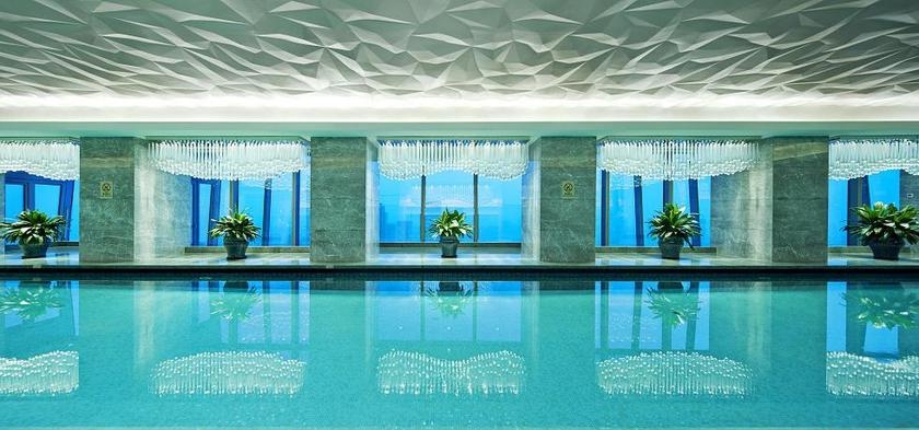 Imagen de la piscina del Hotel Fairmont Nanjing. Foto 5