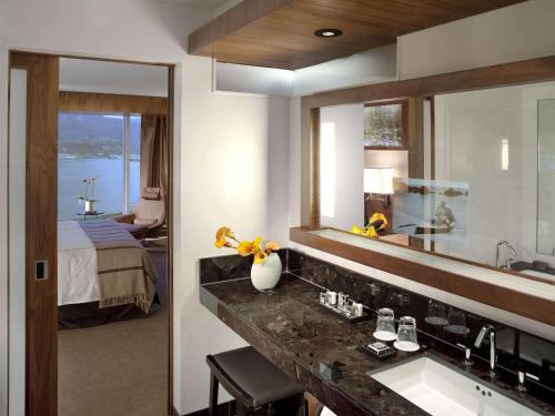 Imagen de la habitación del Hotel Fairmont Pacific Rim. Foto 13