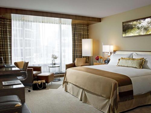 Imagen de la habitación del Hotel Fairmont Pacific Rim. Foto 14