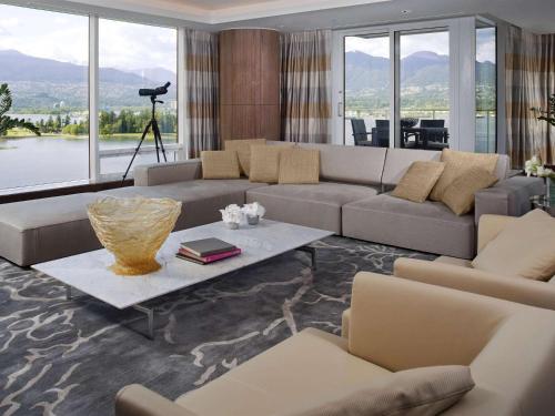 Imagen de la habitación del Hotel Fairmont Pacific Rim. Foto 18