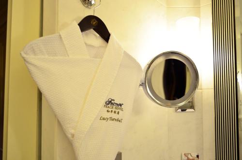 Imagen de la habitación del Hotel Fairmont Peace. Foto 12