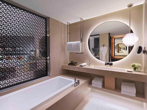 Imagen de la habitación del Hotel Fairmont Riyadh. Foto 15