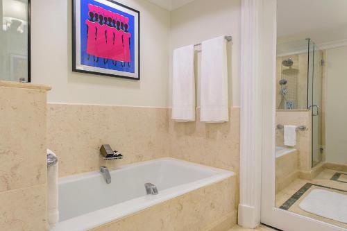 Imagen de la habitación del Hotel Fairmont Royal Pavilion. Foto 9