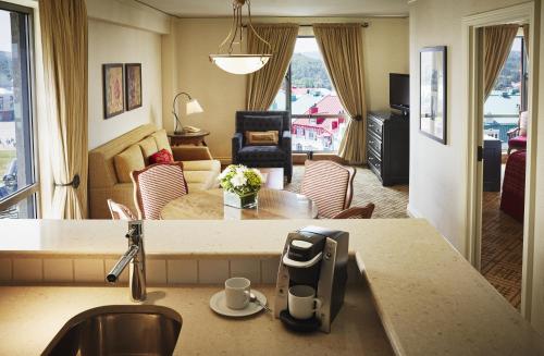 Imagen de la habitación del Hotel Fairmont Tremblant. Foto 11