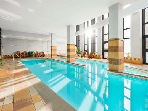 Imagen de la piscina del Hotel Fairmont Tremblant. Foto 20