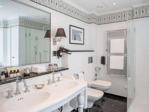 Imagen de la habitación del Hotel Fairmont Vier Jahreszeiten Hamburg. Foto 5