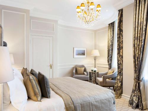 Imagen de la habitación del Hotel Fairmont Vier Jahreszeiten Hamburg. Foto 6