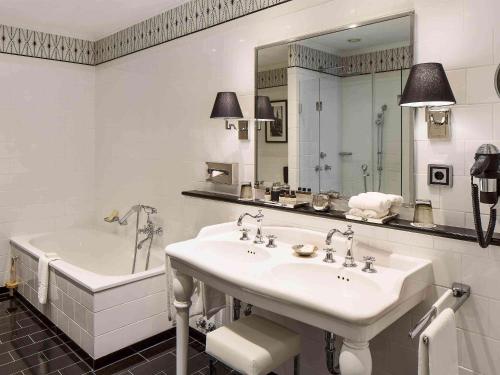 Imagen de la habitación del Hotel Fairmont Vier Jahreszeiten Hamburg. Foto 7