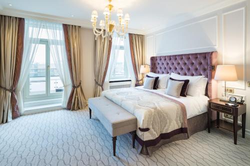 Imagen de la habitación del Hotel Fairmont Vier Jahreszeiten Hamburg. Foto 12