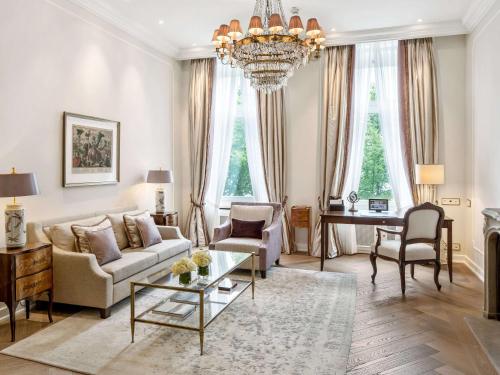 Imagen de la habitación del Hotel Fairmont Vier Jahreszeiten Hamburg. Foto 14