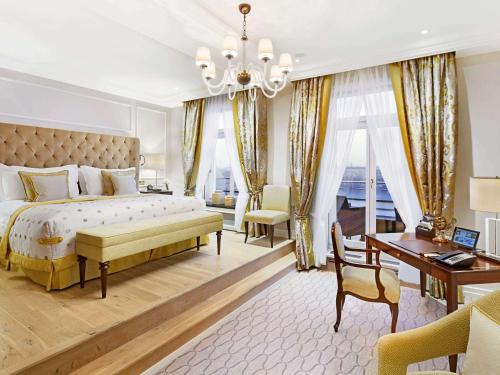 Imagen de la habitación del Hotel Fairmont Vier Jahreszeiten Hamburg. Foto 15