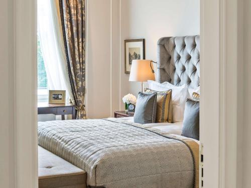 Imagen de la habitación del Hotel Fairmont Vier Jahreszeiten Hamburg. Foto 16