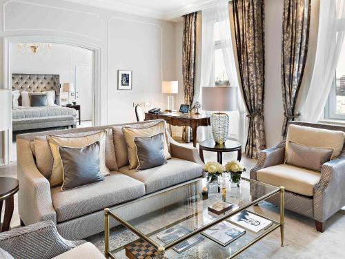 Imagen de la habitación del Hotel Fairmont Vier Jahreszeiten Hamburg. Foto 17