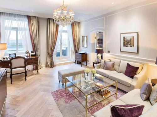 Imagen de la habitación del Hotel Fairmont Vier Jahreszeiten Hamburg. Foto 18