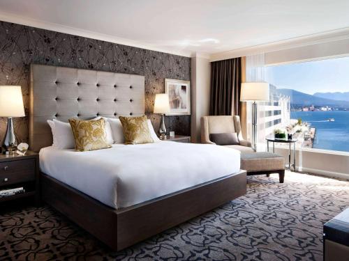 Imagen de la habitación del Hotel Fairmont Waterfront. Foto 13