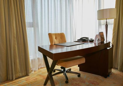Imagen de la habitación del Hotel Fairmont Yangcheng Lake. Foto 9