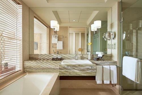 Imagen de la habitación del Hotel Fairmont Yangcheng Lake. Foto 11