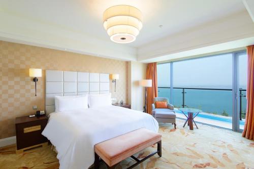 Imagen de la habitación del Hotel Fairmont Yangcheng Lake. Foto 15