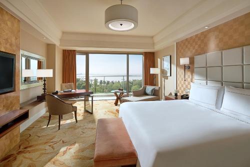 Imagen de la habitación del Hotel Fairmont Yangcheng Lake. Foto 17