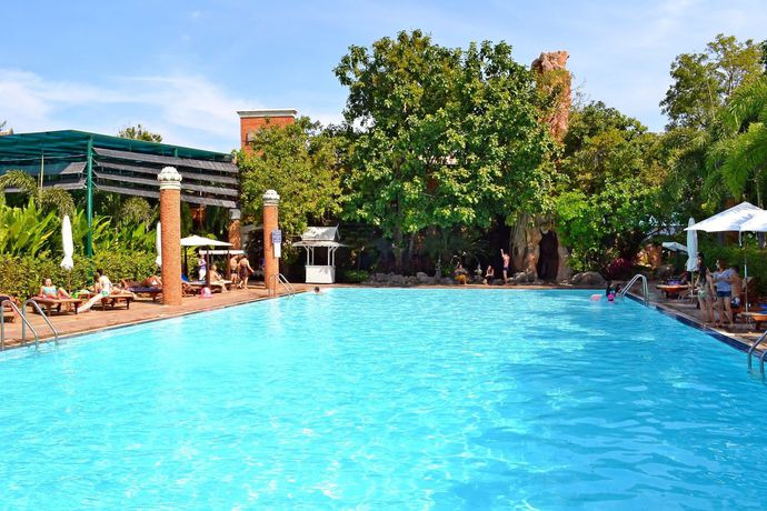 Imagen de la piscina del Hotel Fairtex Express. Foto 16