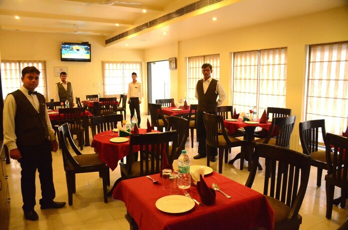 Imagen del bar/restaurante del Hotel Fairway, Amritsar. Foto 15