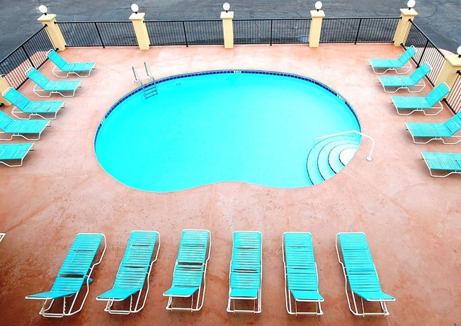 Imagen de la piscina del Hotel Fairway Inn. Foto 8